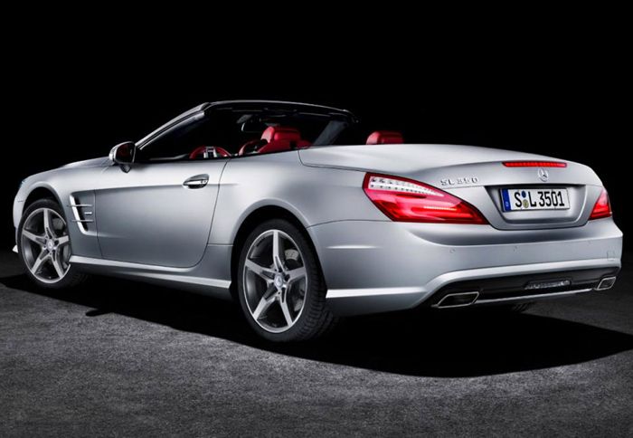 Η SL είναι το πρώτο «συμβατικό» μοντέλο της Mercedes που το αμάξωμά του είναι κατασκευασμένο σχεδόν εξ ολοκλήρου από αλουμίνιο.